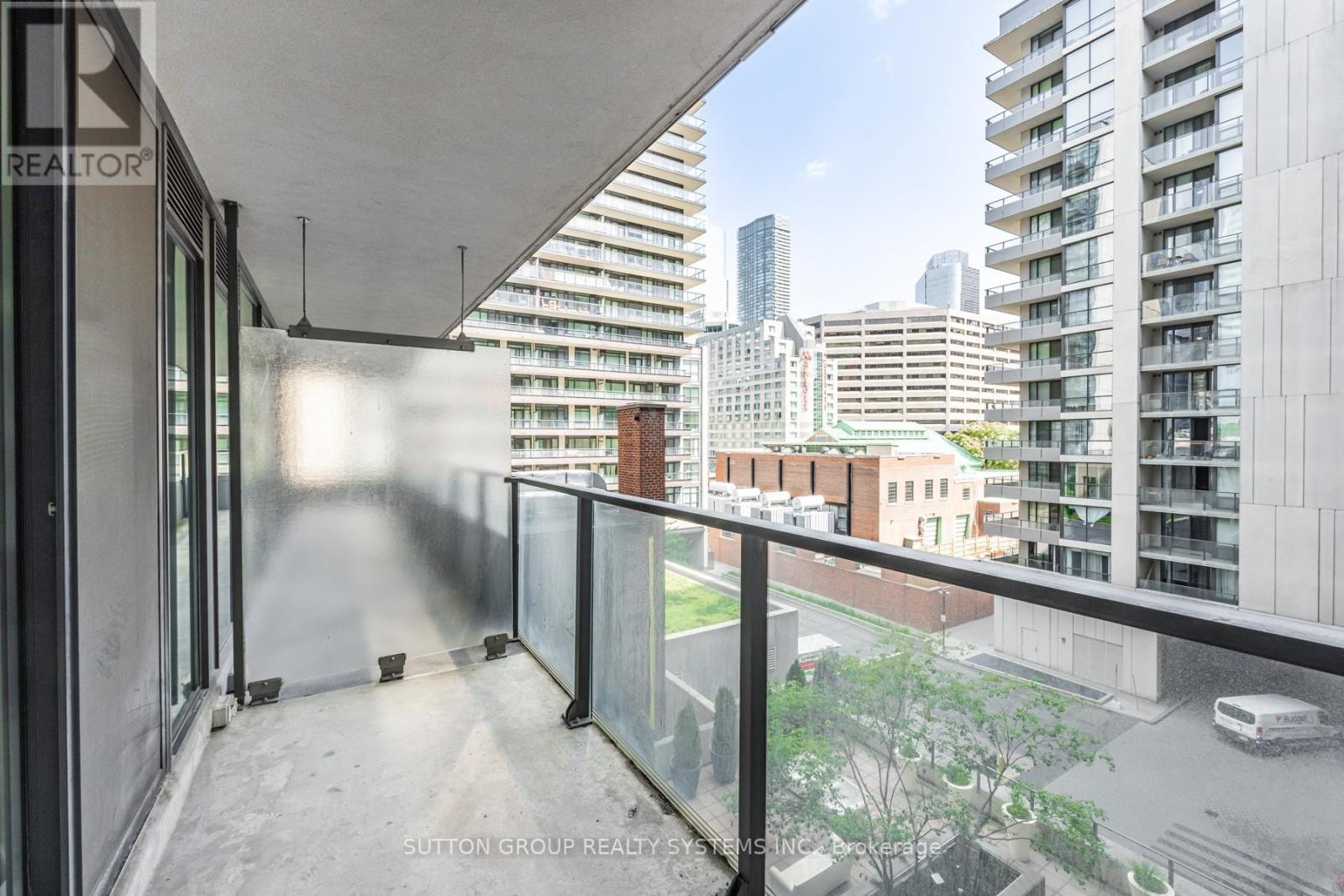 












735 - 111 ELIZABETH STREET

,
Toronto (Bay Street Corridor),




Ontario
M5G1P7

