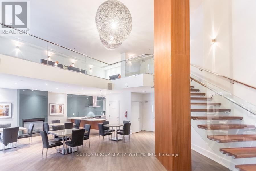 












735 - 111 ELIZABETH STREET

,
Toronto (Bay Street Corridor),




Ontario
M5G1P7

