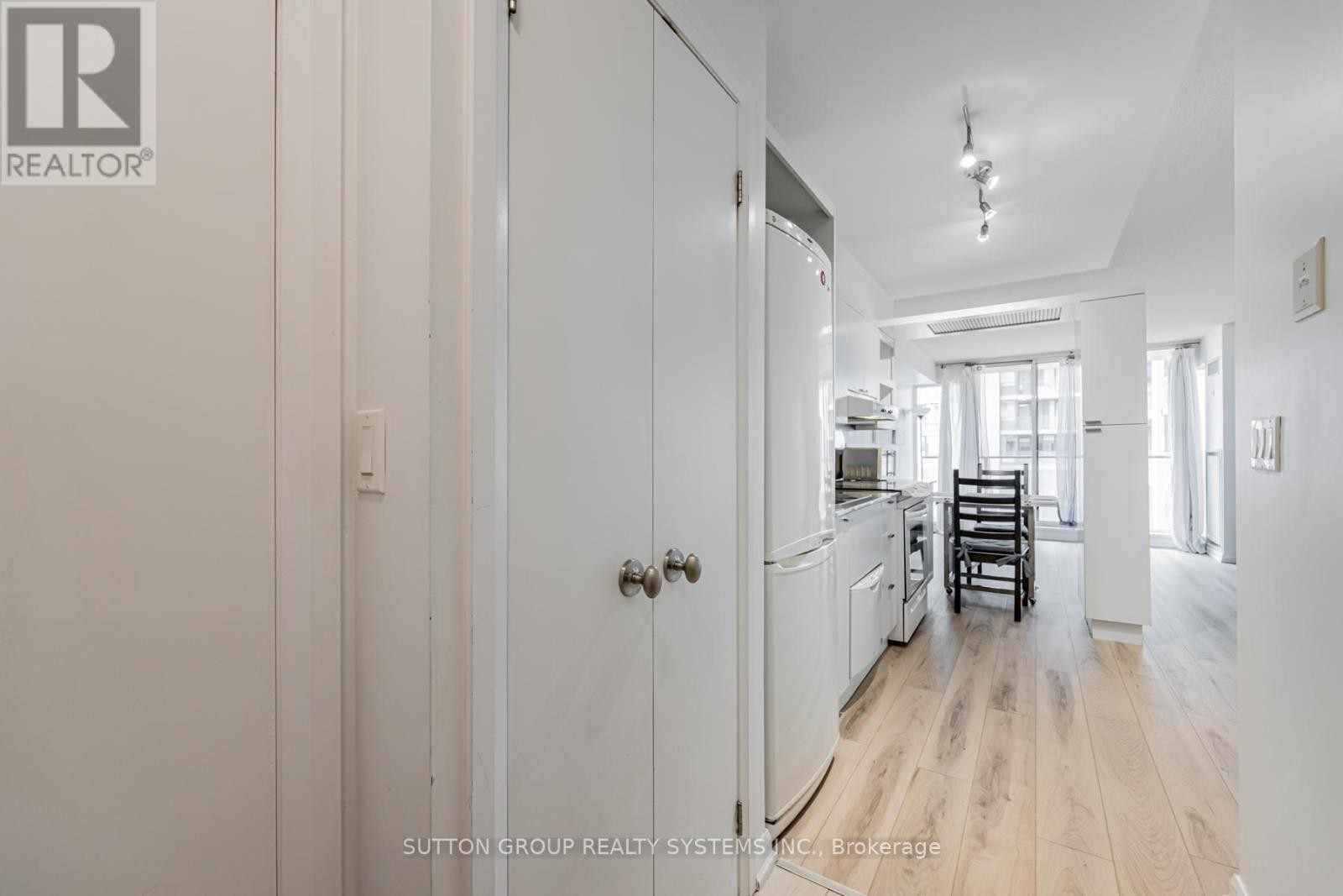 












735 - 111 ELIZABETH STREET

,
Toronto (Bay Street Corridor),




Ontario
M5G1P7

