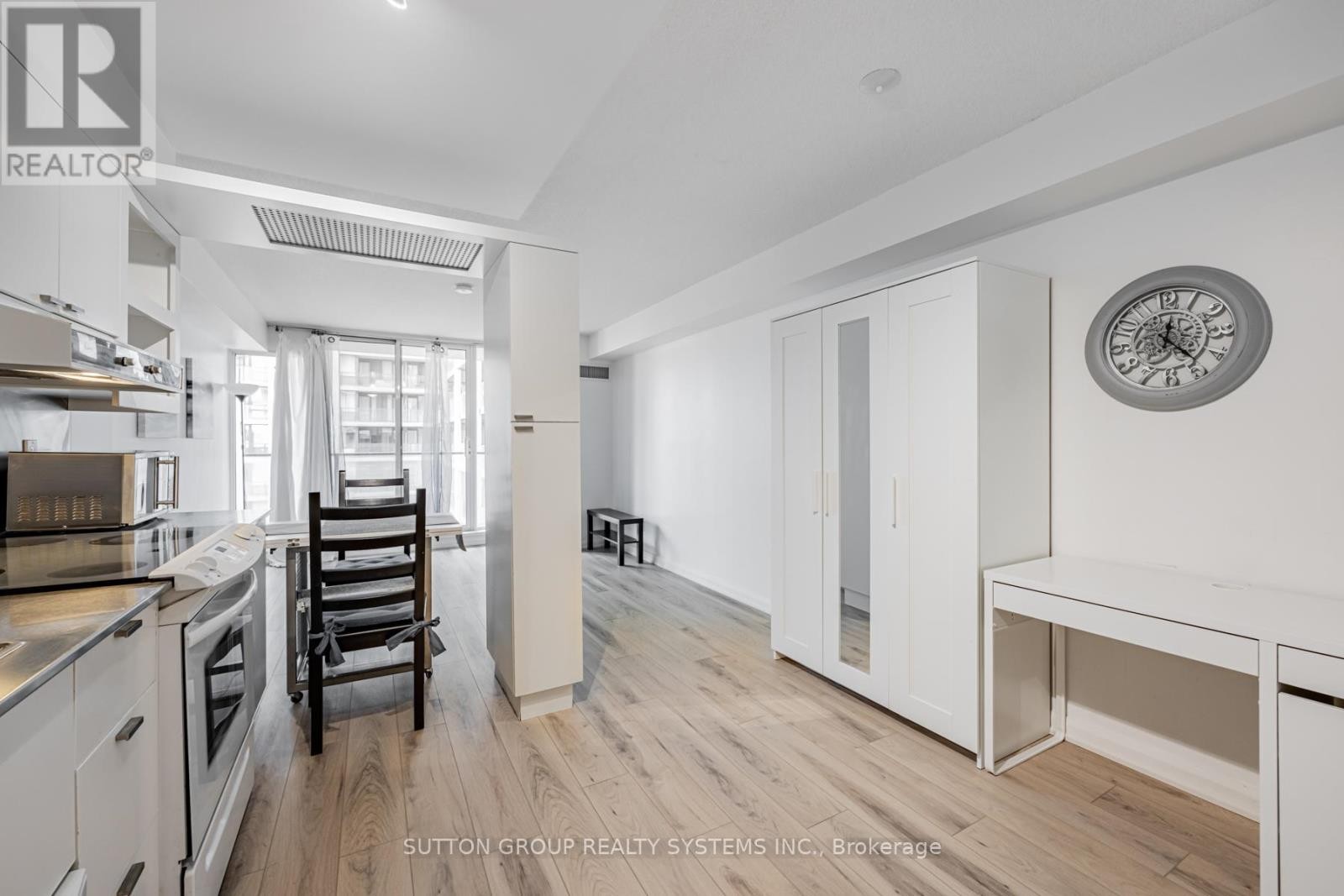 












735 - 111 ELIZABETH STREET

,
Toronto (Bay Street Corridor),




Ontario
M5G1P7

