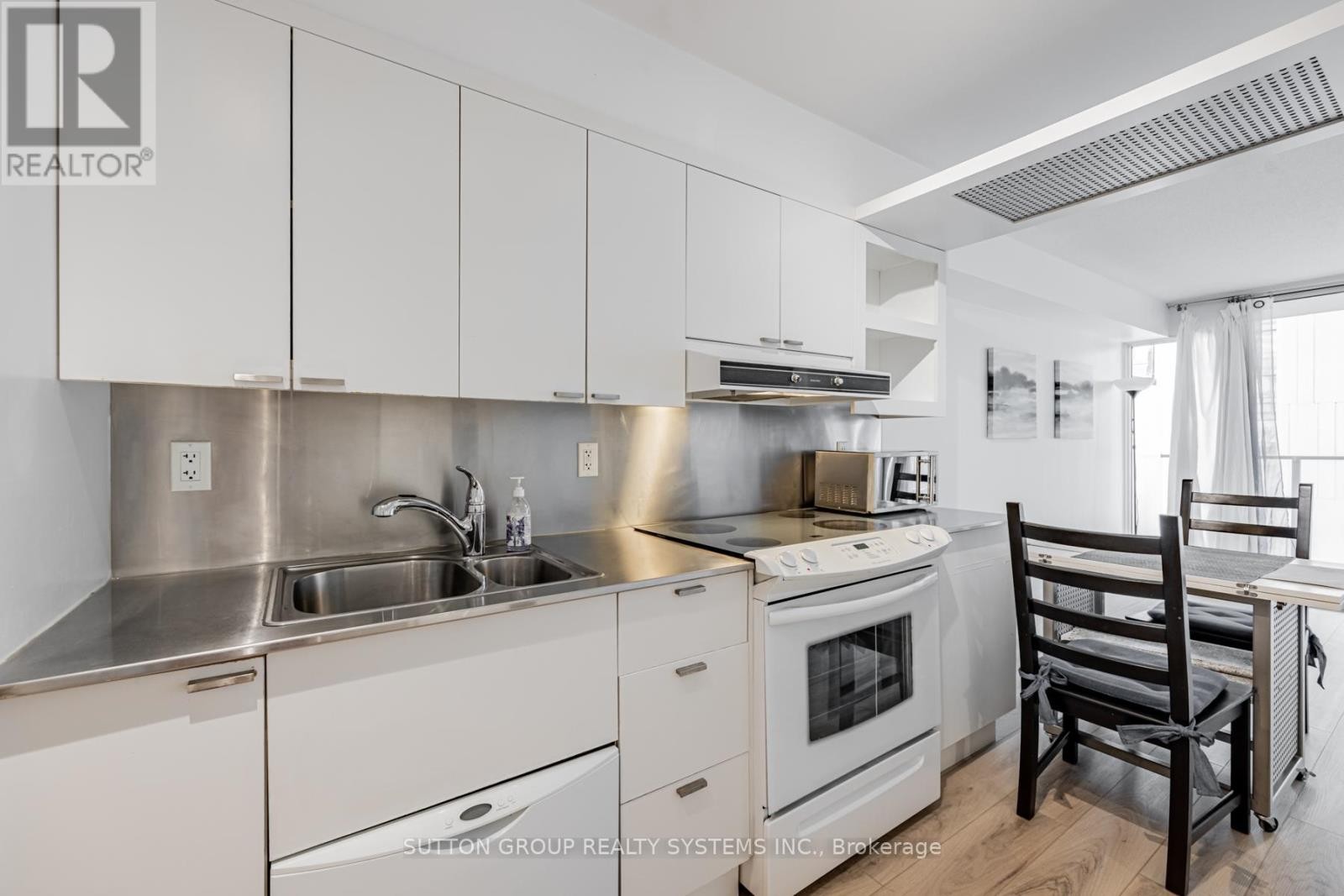 












735 - 111 ELIZABETH STREET

,
Toronto (Bay Street Corridor),




Ontario
M5G1P7

