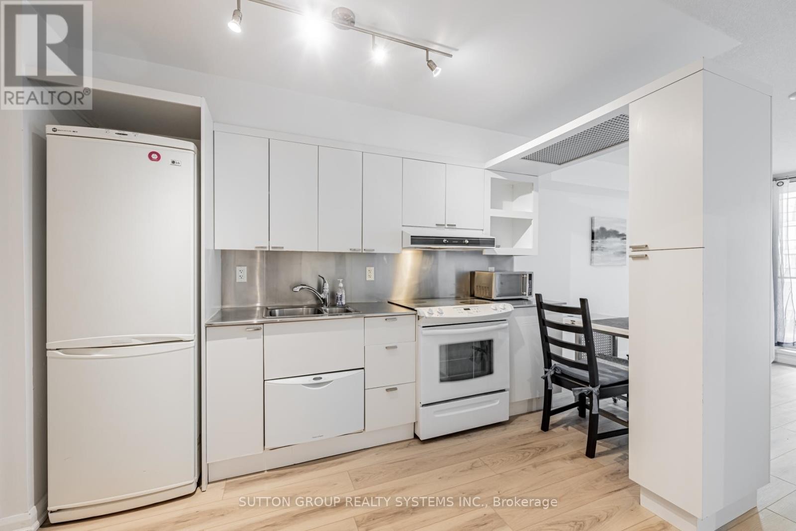 












735 - 111 ELIZABETH STREET

,
Toronto (Bay Street Corridor),




Ontario
M5G1P7

