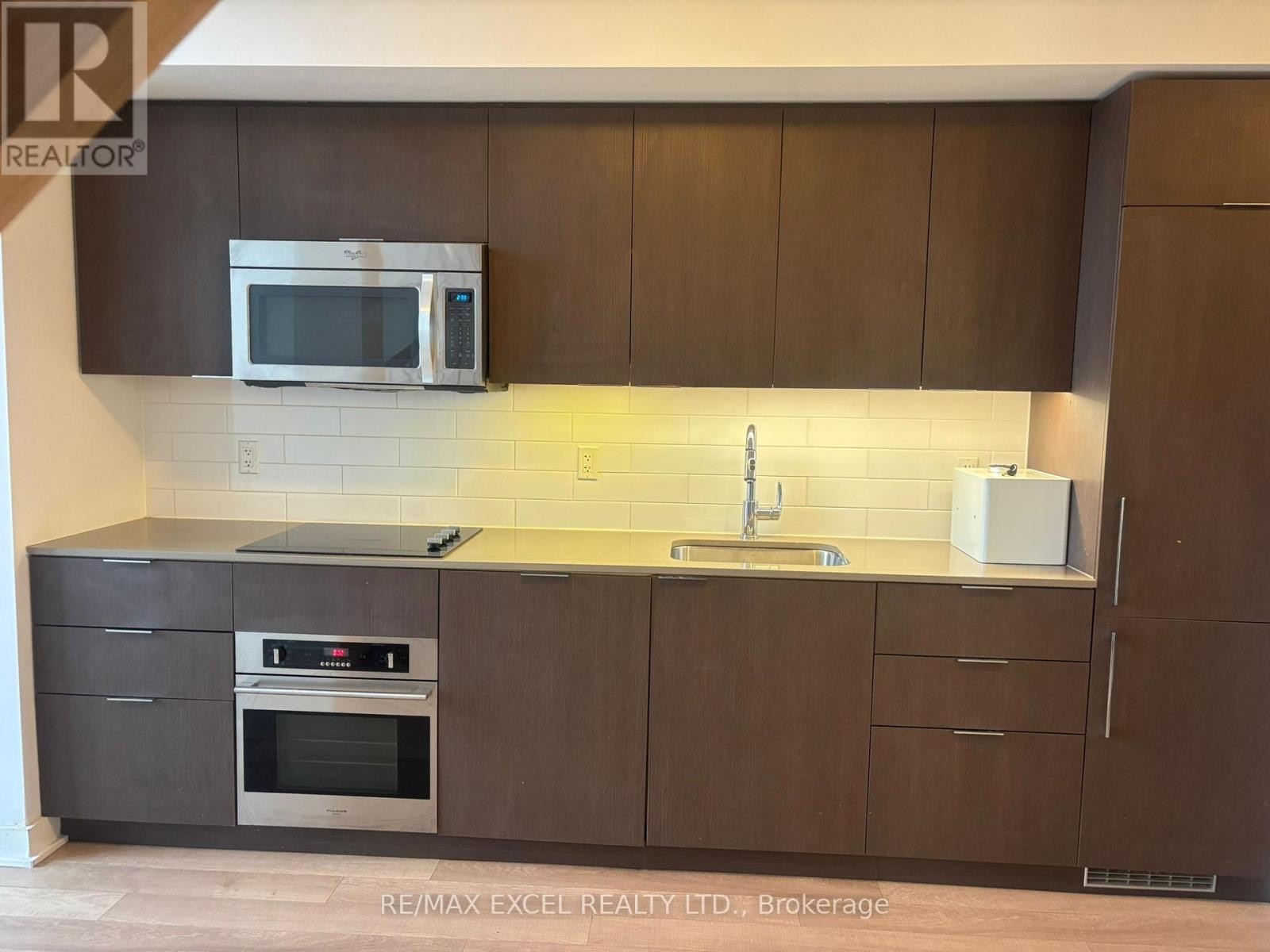 












525 - 5 HANNA AVENUE

,
Toronto (Niagara),




Ontario
M6K1X6

