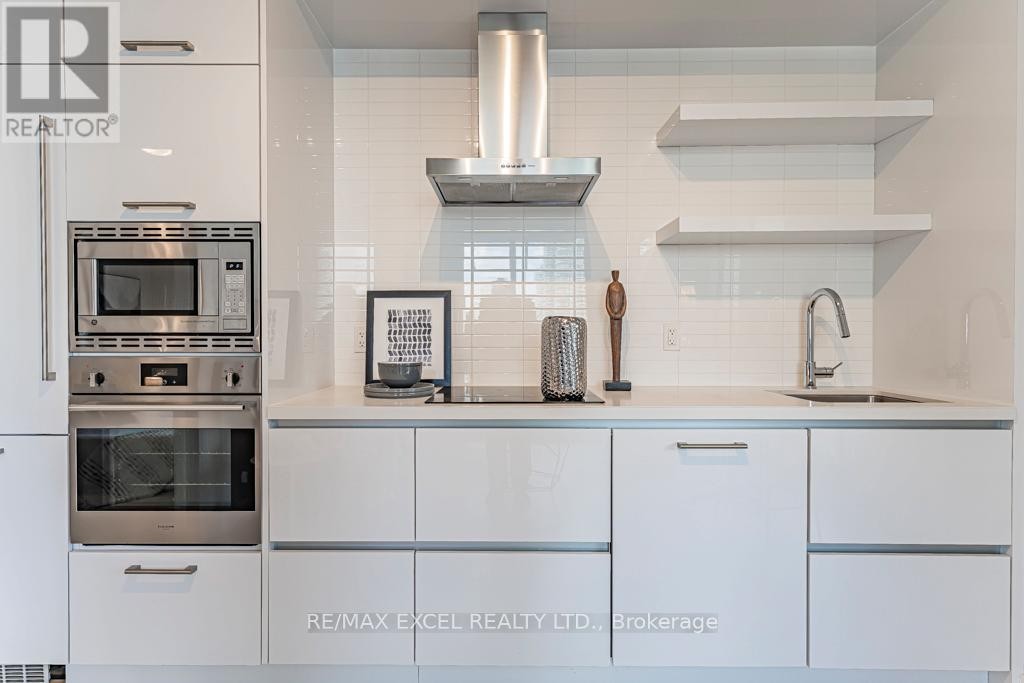 












1302 - 2221 YONGE STREET

,
Toronto (Mount Pleasant West),




Ontario
M4S0B8

