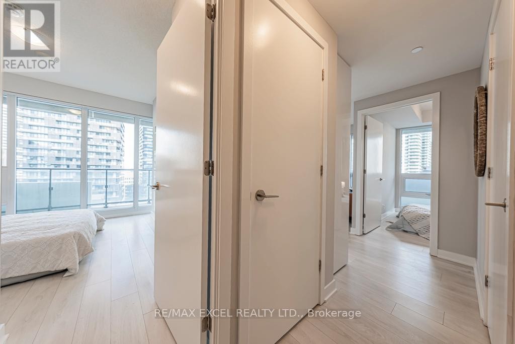 












1302 - 2221 YONGE STREET

,
Toronto (Mount Pleasant West),




Ontario
M4S0B8

