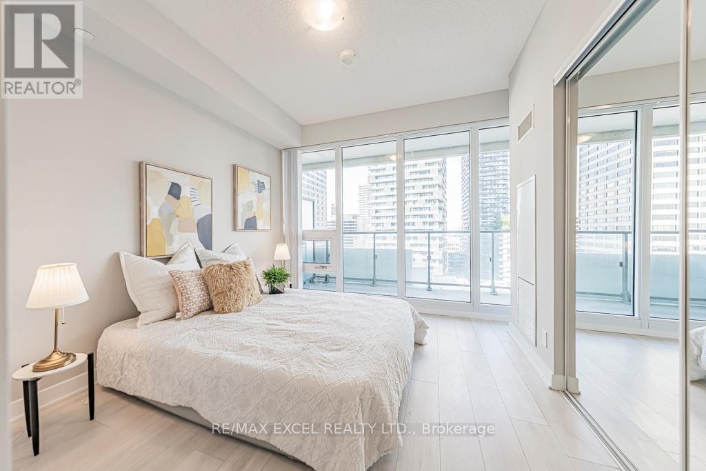 












1302 - 2221 YONGE STREET

,
Toronto (Mount Pleasant West),




Ontario
M4S0B8

