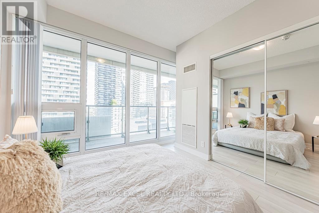 












1302 - 2221 YONGE STREET

,
Toronto (Mount Pleasant West),




Ontario
M4S0B8

