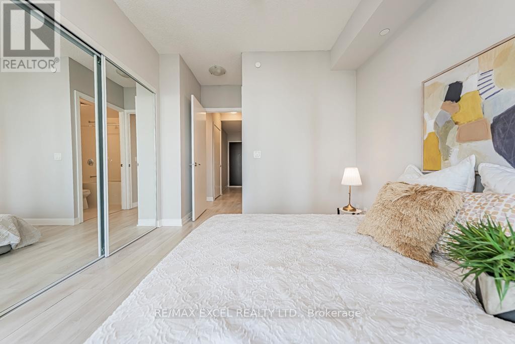 












1302 - 2221 YONGE STREET

,
Toronto (Mount Pleasant West),




Ontario
M4S0B8

