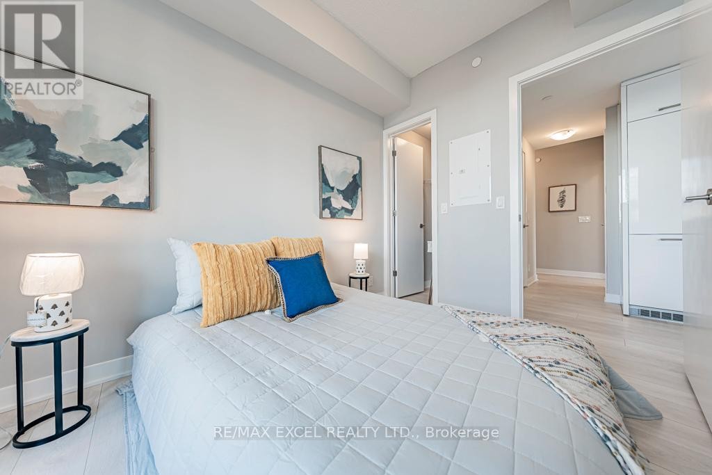 












1302 - 2221 YONGE STREET

,
Toronto (Mount Pleasant West),




Ontario
M4S0B8

