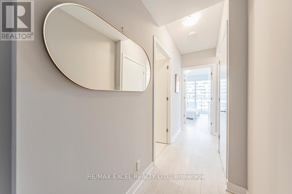 












1302 - 2221 YONGE STREET

,
Toronto (Mount Pleasant West),




Ontario
M4S0B8

