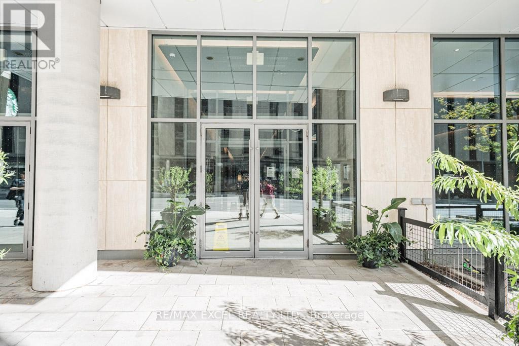 












1302 - 2221 YONGE STREET

,
Toronto (Mount Pleasant West),




Ontario
M4S0B8

