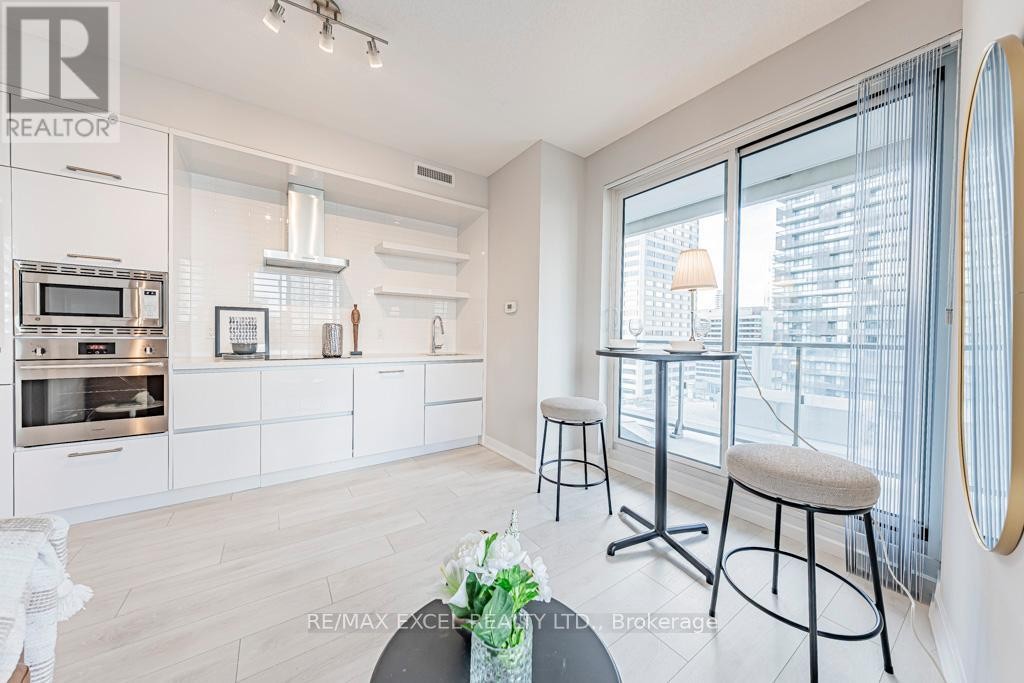 












1302 - 2221 YONGE STREET

,
Toronto (Mount Pleasant West),




Ontario
M4S0B8

