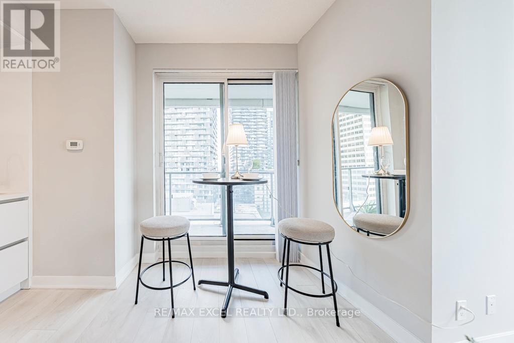 












1302 - 2221 YONGE STREET

,
Toronto (Mount Pleasant West),




Ontario
M4S0B8

