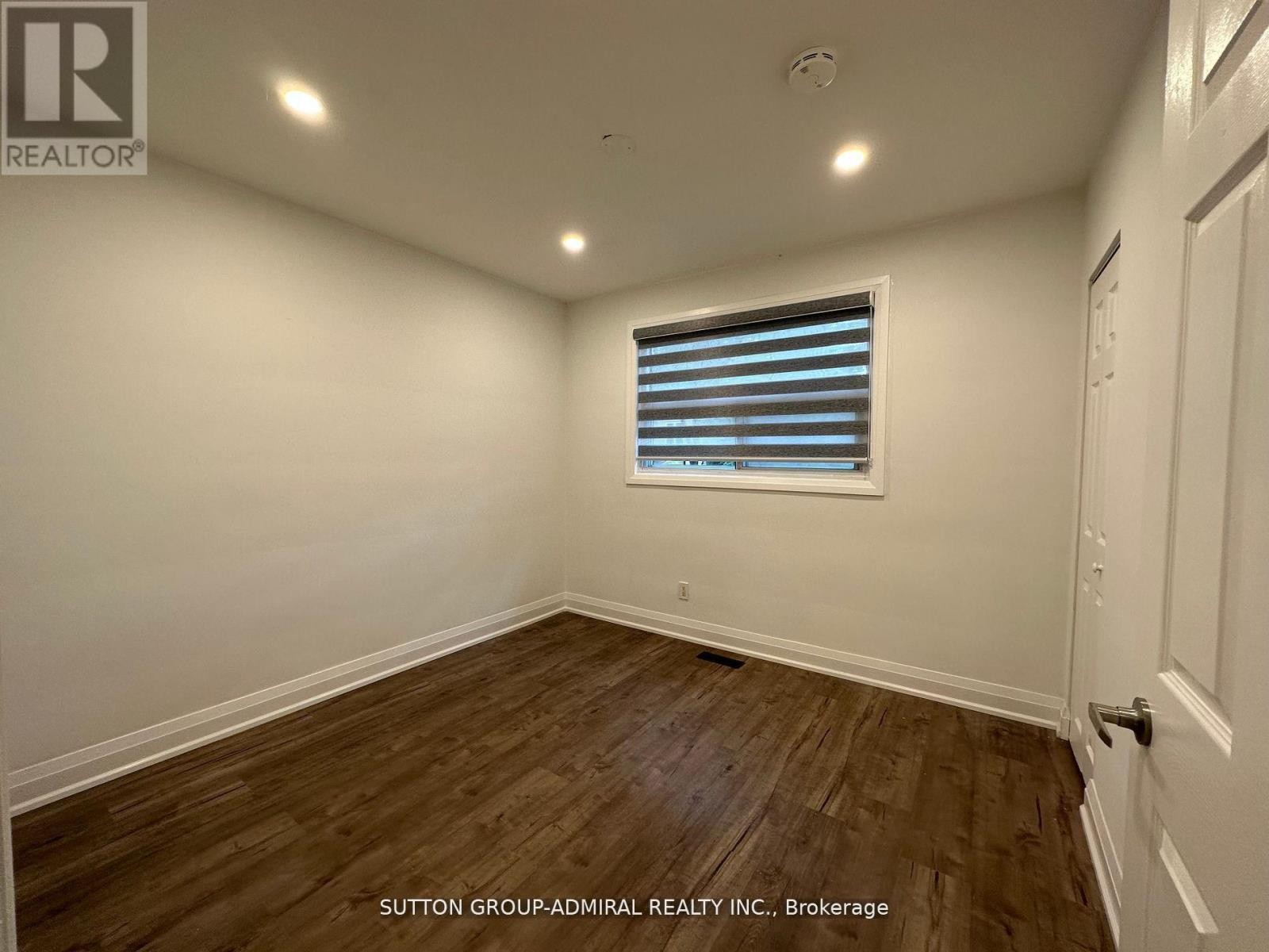 












MAIN FLOOR - 7 RESOLUTION CRESCENT

,
Toronto (Hillcrest Village),




Ontario
M2H1N3

