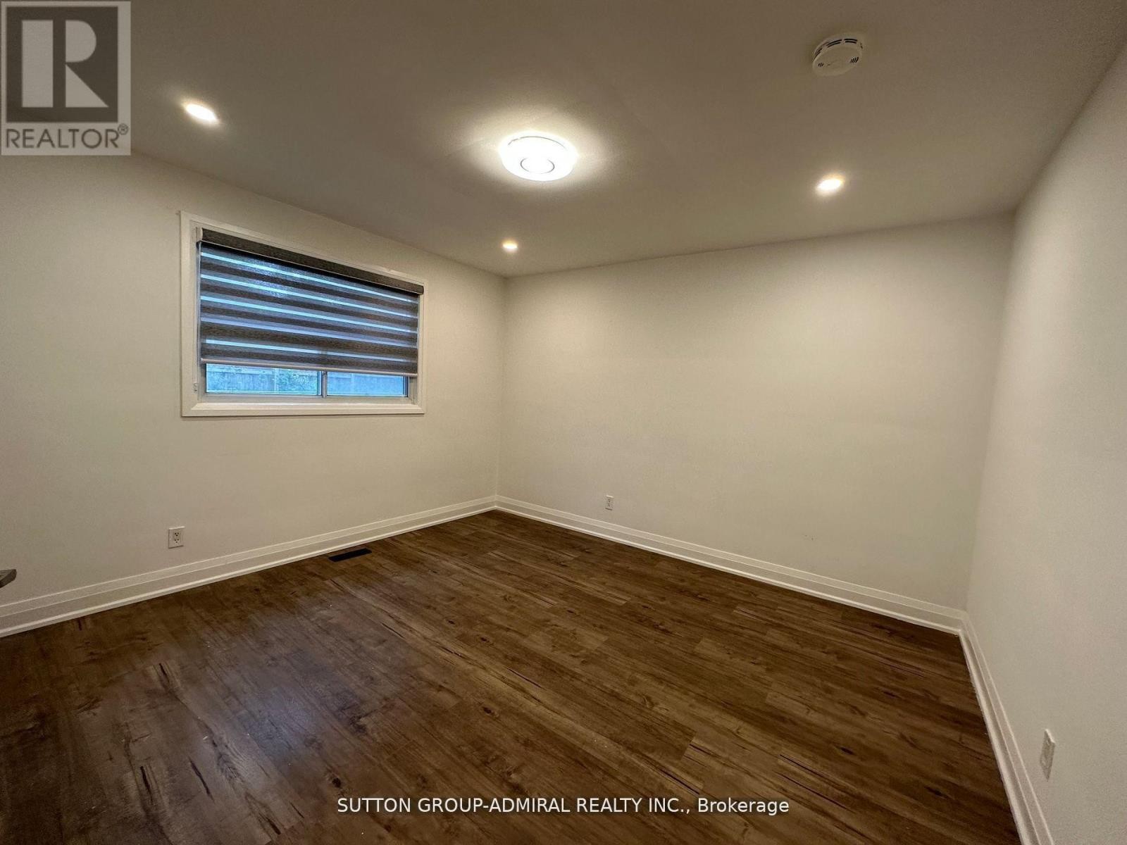 












MAIN FLOOR - 7 RESOLUTION CRESCENT

,
Toronto (Hillcrest Village),




Ontario
M2H1N3

