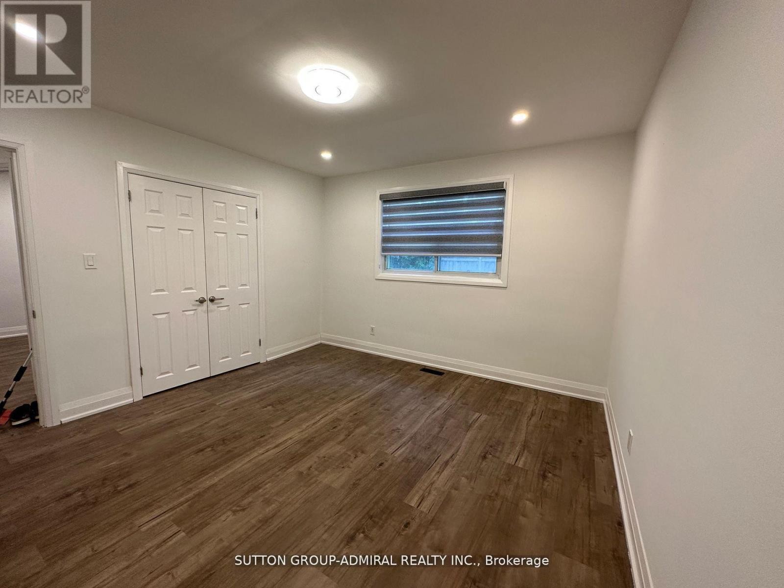 












MAIN FLOOR - 7 RESOLUTION CRESCENT

,
Toronto (Hillcrest Village),




Ontario
M2H1N3

