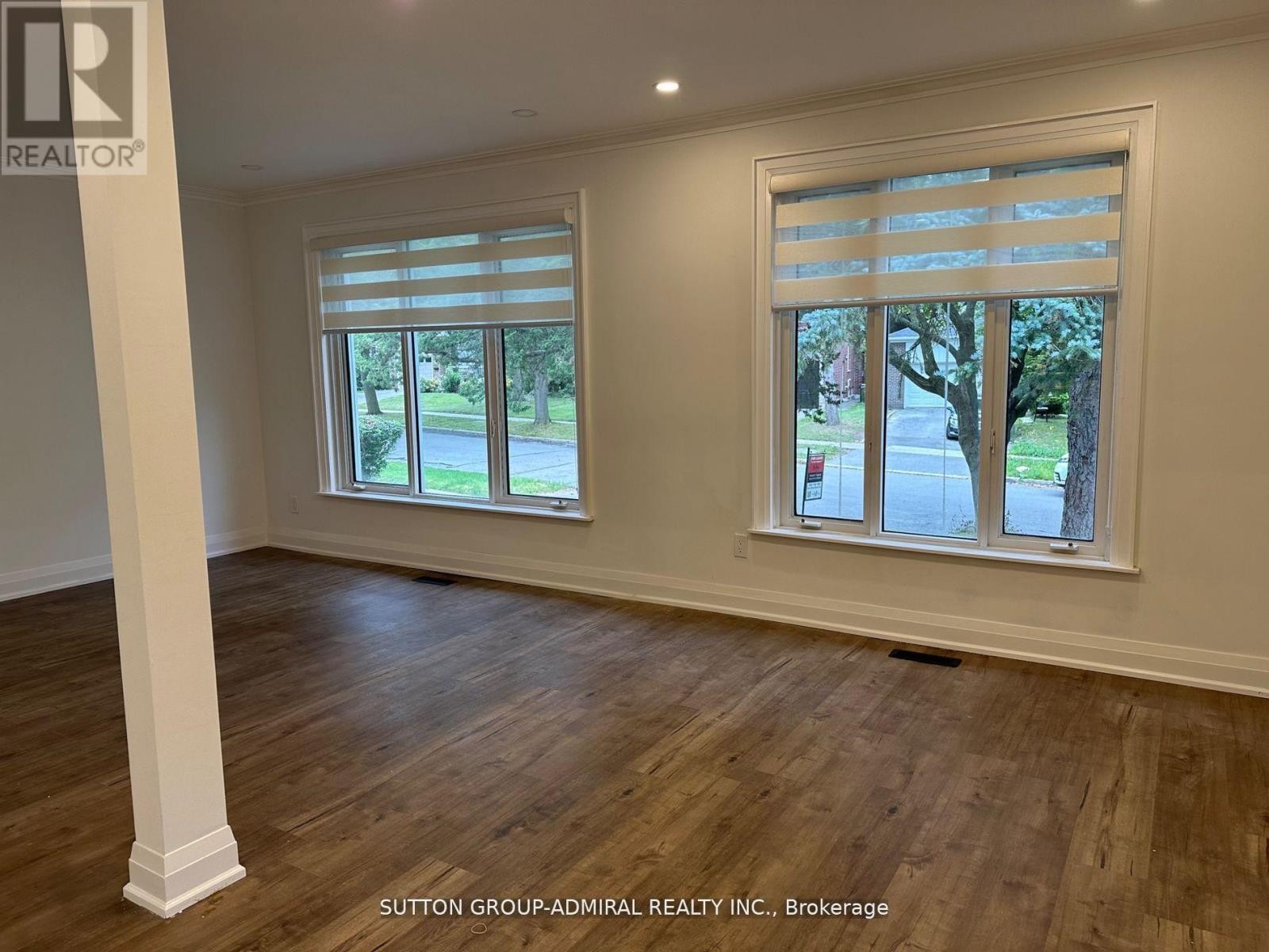 












MAIN FLOOR - 7 RESOLUTION CRESCENT

,
Toronto (Hillcrest Village),




Ontario
M2H1N3

