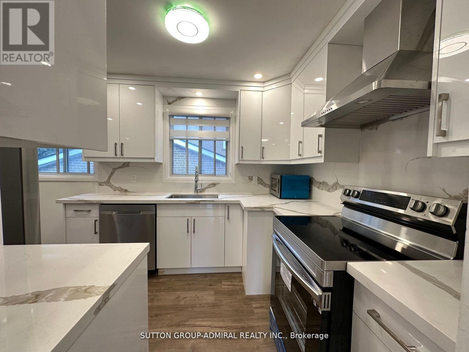 












MAIN FLOOR - 7 RESOLUTION CRESCENT

,
Toronto (Hillcrest Village),




Ontario
M2H1N3

