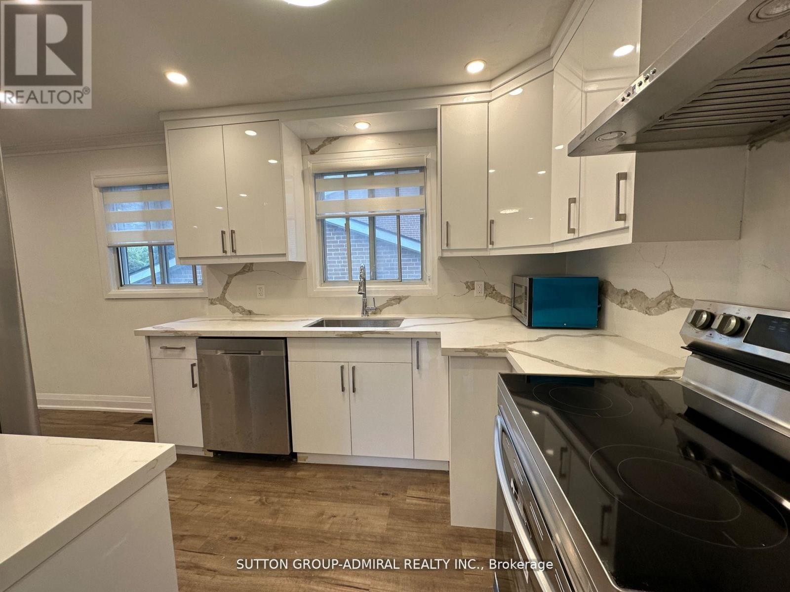 












MAIN FLOOR - 7 RESOLUTION CRESCENT

,
Toronto (Hillcrest Village),




Ontario
M2H1N3

