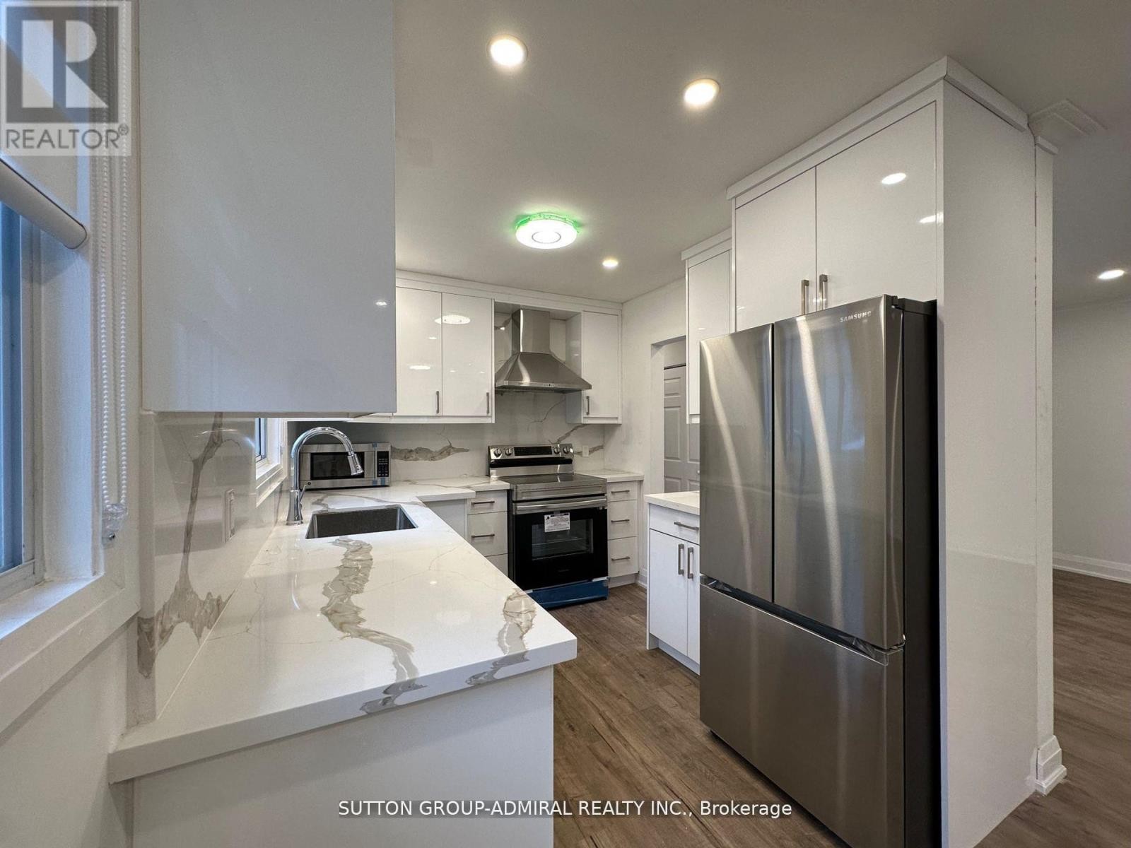 












MAIN FLOOR - 7 RESOLUTION CRESCENT

,
Toronto (Hillcrest Village),




Ontario
M2H1N3

