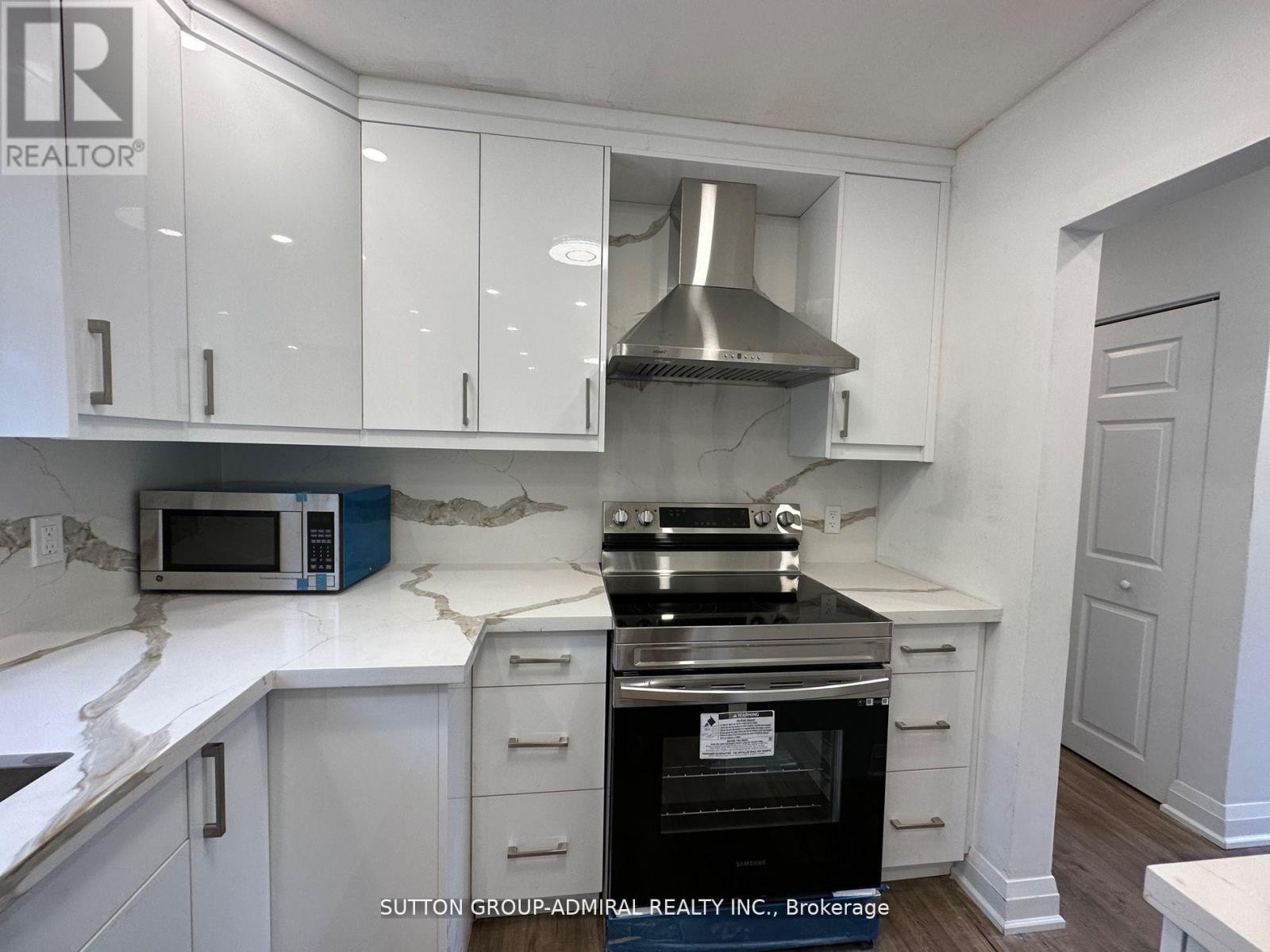 












MAIN FLOOR - 7 RESOLUTION CRESCENT

,
Toronto (Hillcrest Village),




Ontario
M2H1N3

