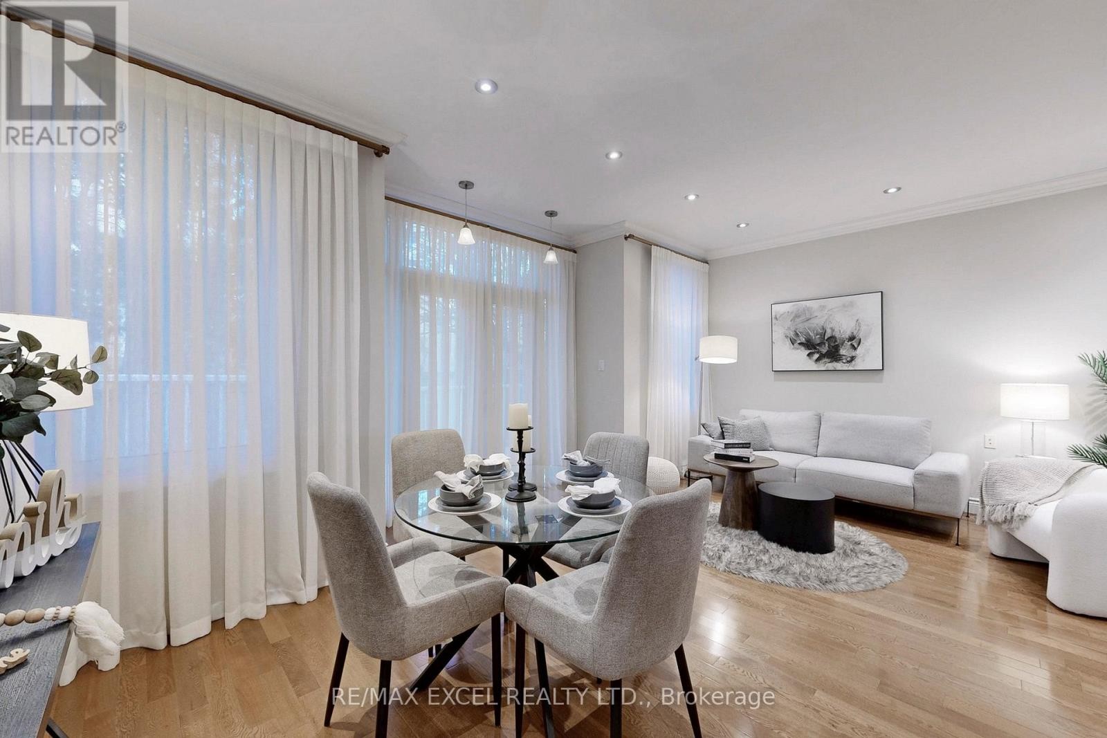 












90 FAIRLEIGH CRESCENT

,
Toronto (Forest Hill North),




Ontario
M6C3R9

