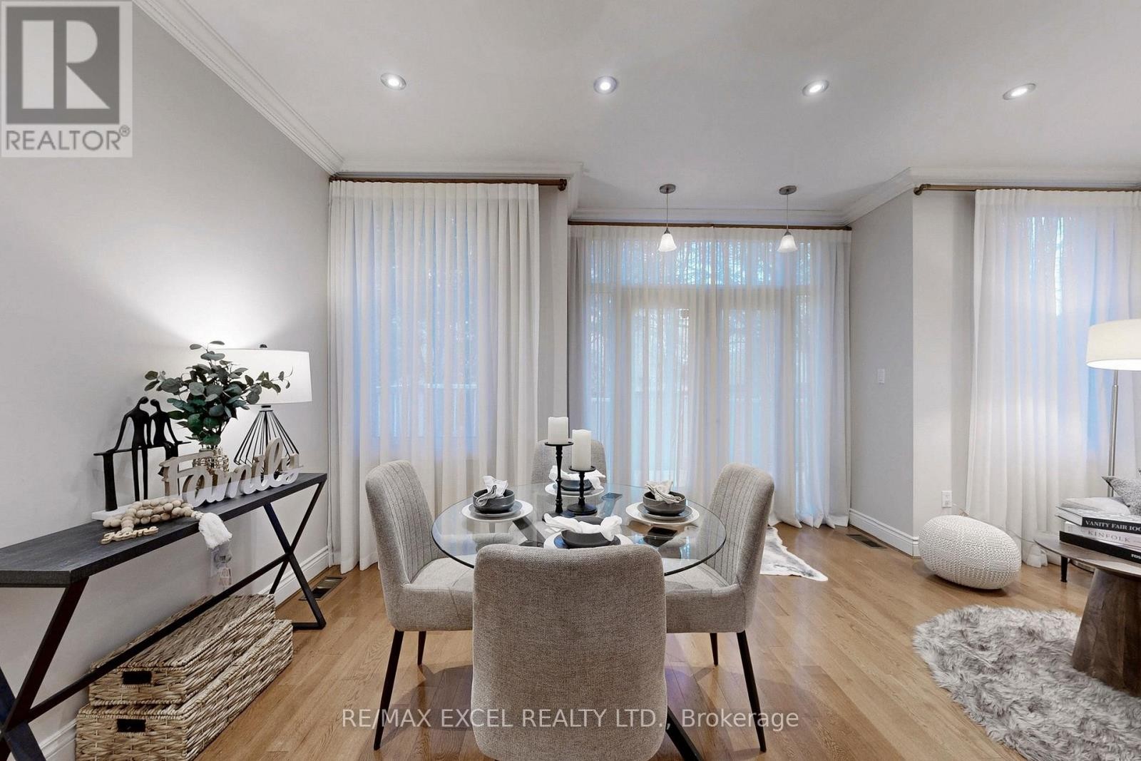 












90 FAIRLEIGH CRESCENT

,
Toronto (Forest Hill North),




Ontario
M6C3R9

