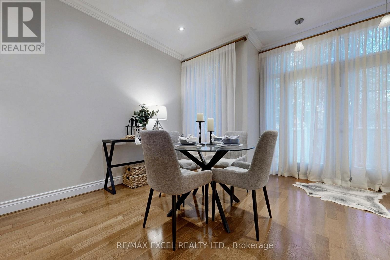 












90 FAIRLEIGH CRESCENT

,
Toronto (Forest Hill North),




Ontario
M6C3R9

