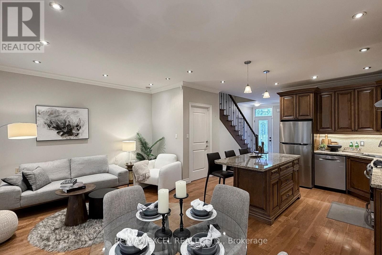 












90 FAIRLEIGH CRESCENT

,
Toronto (Forest Hill North),




Ontario
M6C3R9

