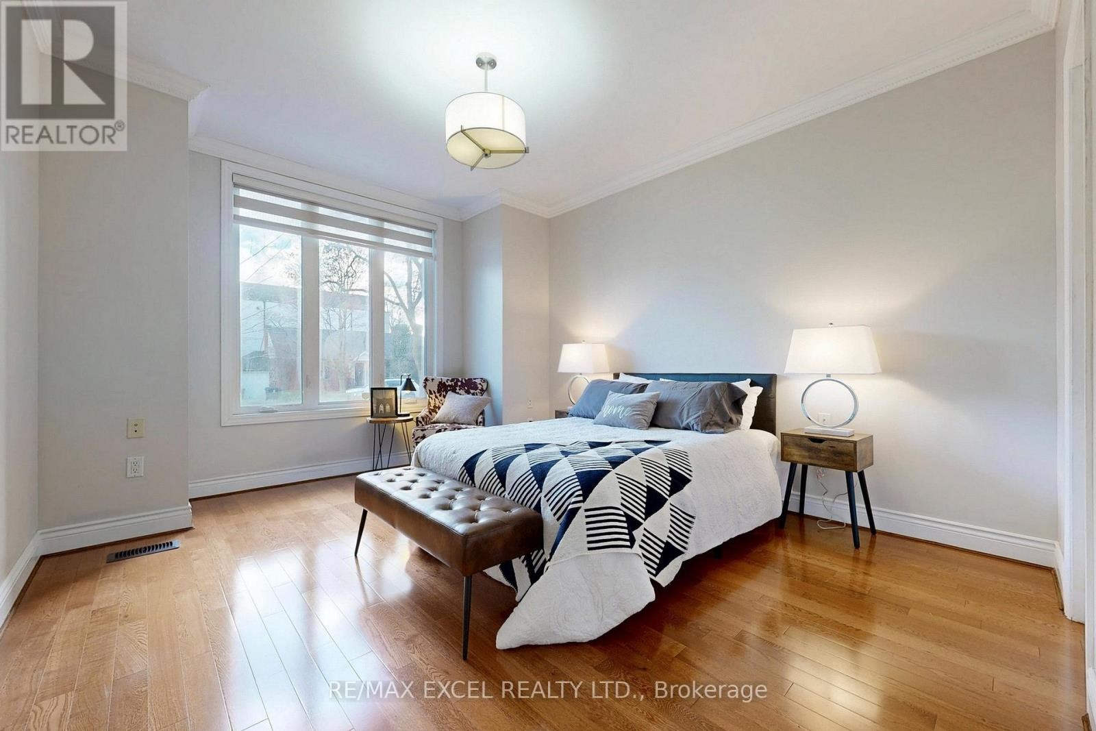 












90 FAIRLEIGH CRESCENT

,
Toronto (Forest Hill North),




Ontario
M6C3R9

