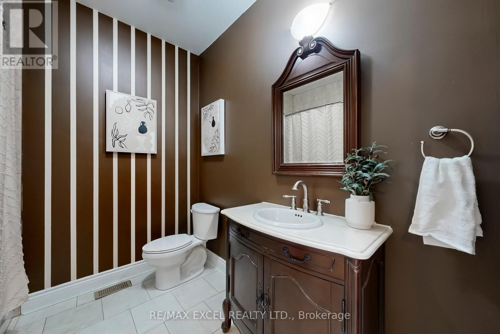 












90 FAIRLEIGH CRESCENT

,
Toronto (Forest Hill North),




Ontario
M6C3R9

