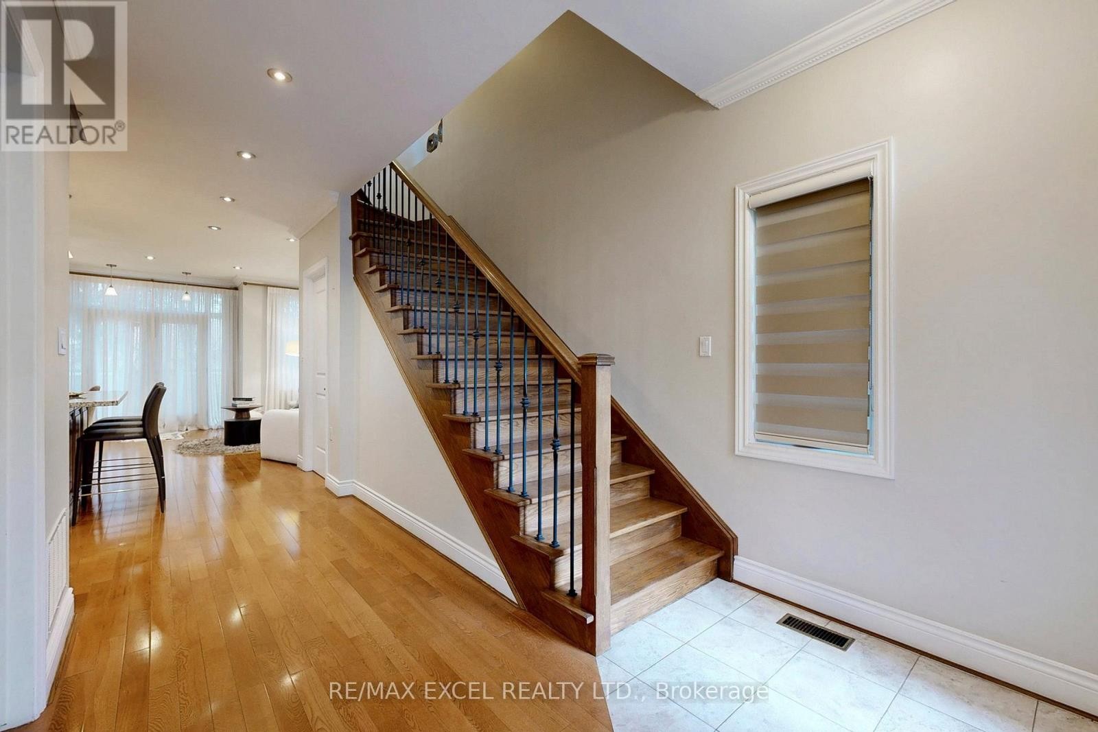 












90 FAIRLEIGH CRESCENT

,
Toronto (Forest Hill North),




Ontario
M6C3R9

