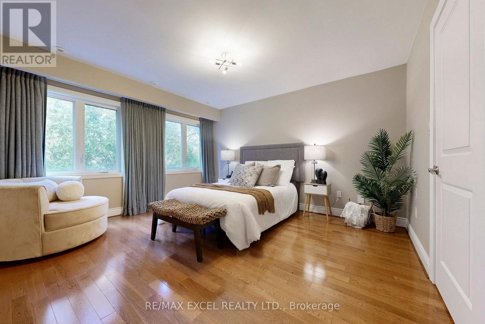 












90 FAIRLEIGH CRESCENT

,
Toronto (Forest Hill North),




Ontario
M6C3R9

