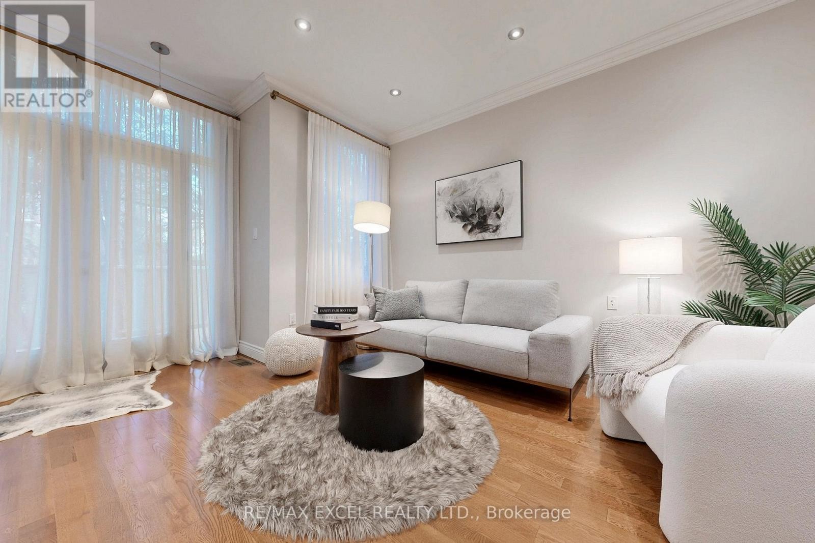 












90 FAIRLEIGH CRESCENT

,
Toronto (Forest Hill North),




Ontario
M6C3R9

