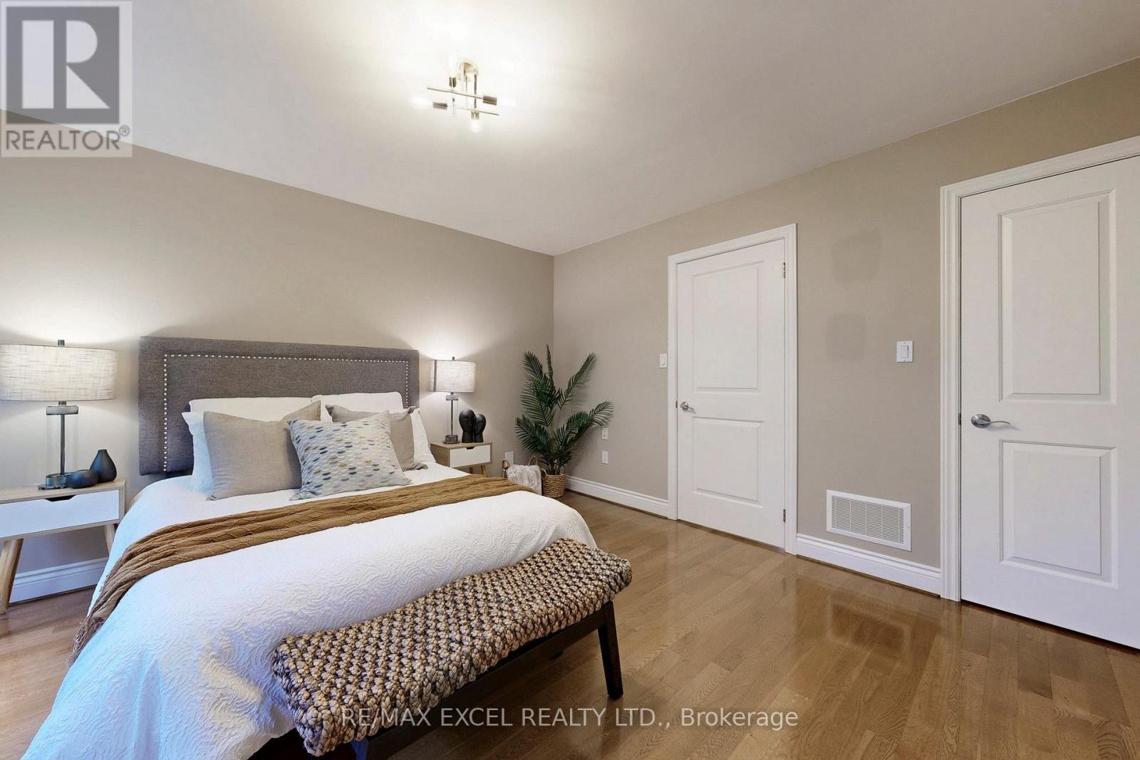 












90 FAIRLEIGH CRESCENT

,
Toronto (Forest Hill North),




Ontario
M6C3R9

