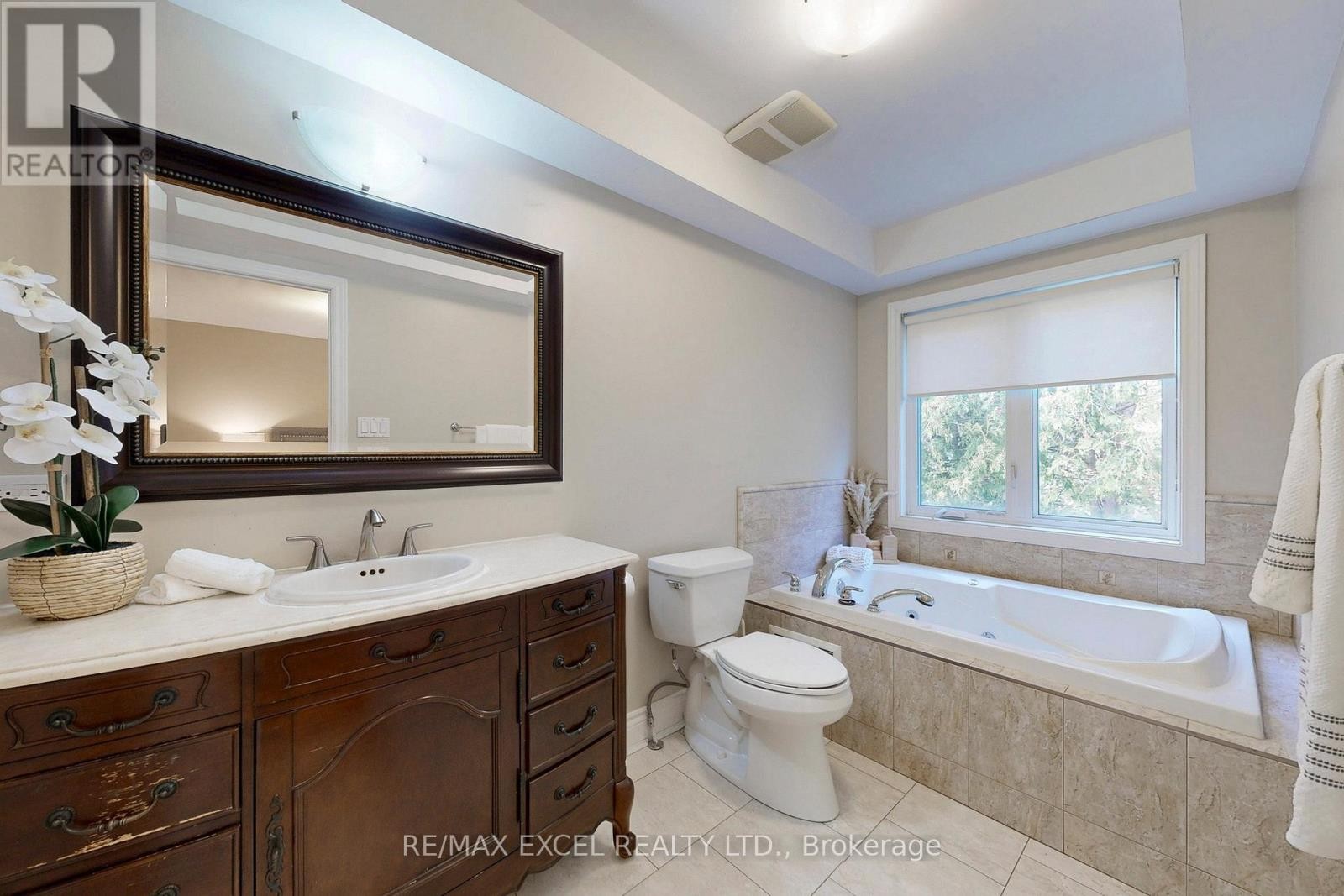 












90 FAIRLEIGH CRESCENT

,
Toronto (Forest Hill North),




Ontario
M6C3R9

