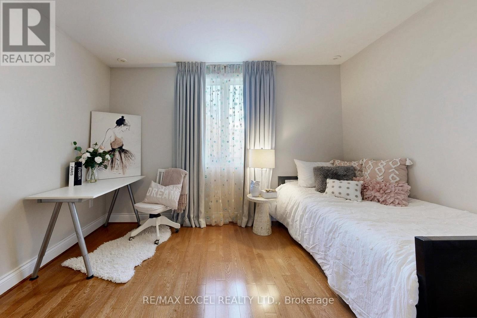 












90 FAIRLEIGH CRESCENT

,
Toronto (Forest Hill North),




Ontario
M6C3R9

