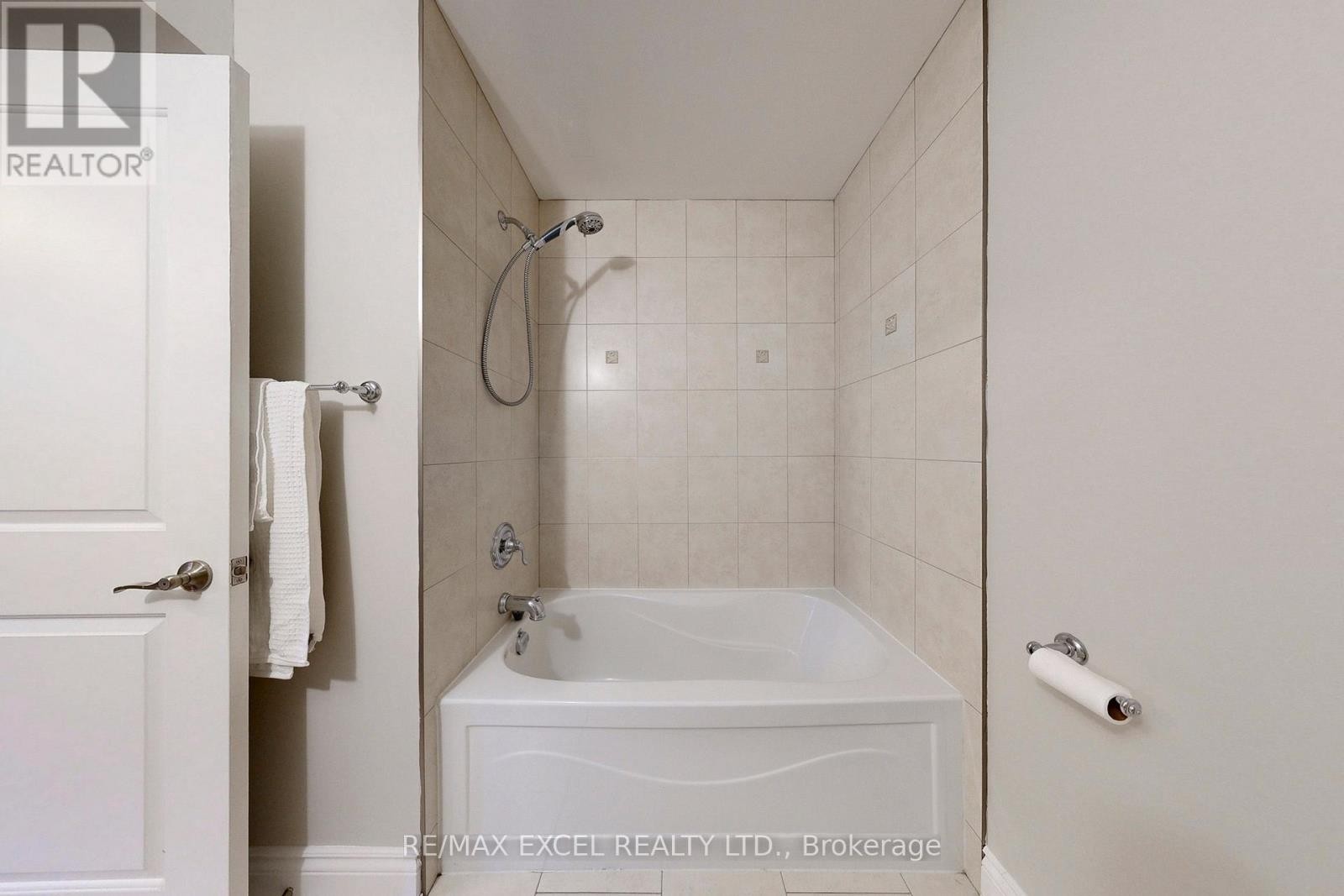 












90 FAIRLEIGH CRESCENT

,
Toronto (Forest Hill North),




Ontario
M6C3R9

