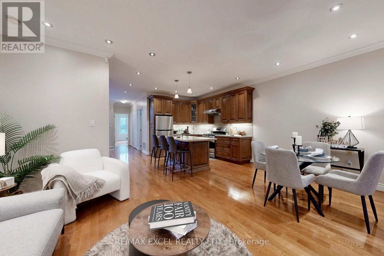 












90 FAIRLEIGH CRESCENT

,
Toronto (Forest Hill North),




Ontario
M6C3R9

