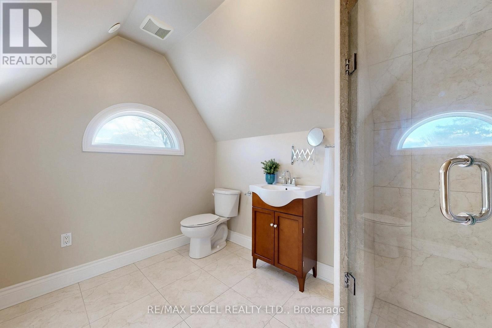 












90 FAIRLEIGH CRESCENT

,
Toronto (Forest Hill North),




Ontario
M6C3R9

