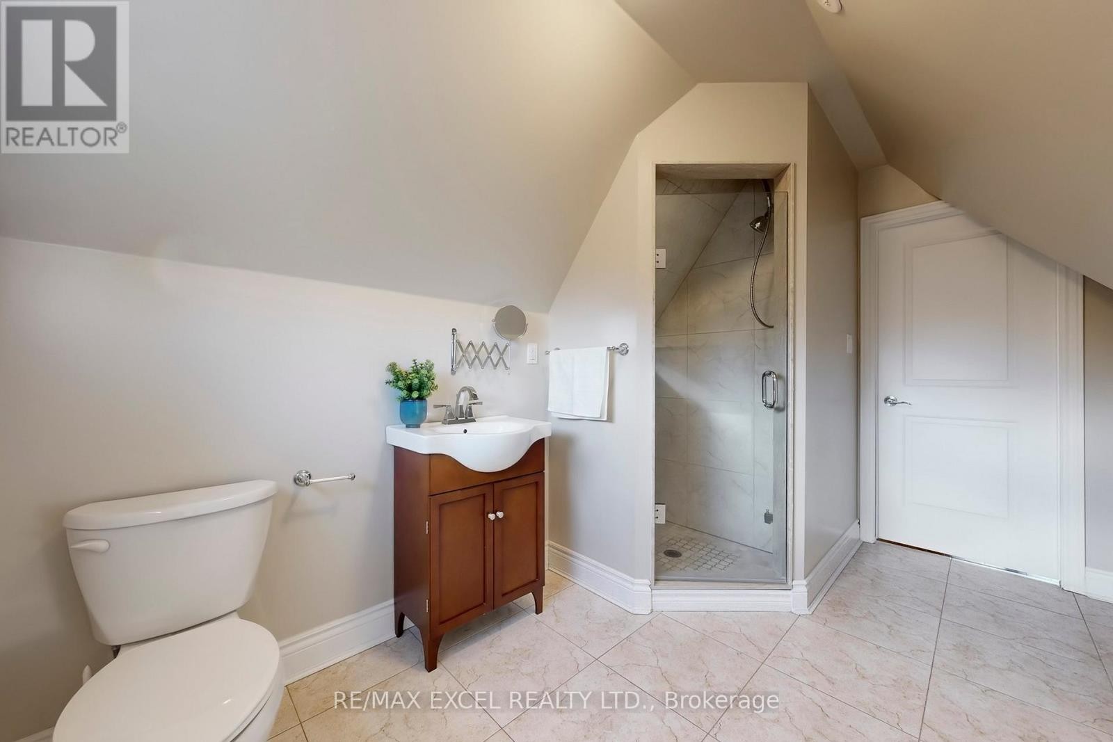 












90 FAIRLEIGH CRESCENT

,
Toronto (Forest Hill North),




Ontario
M6C3R9

