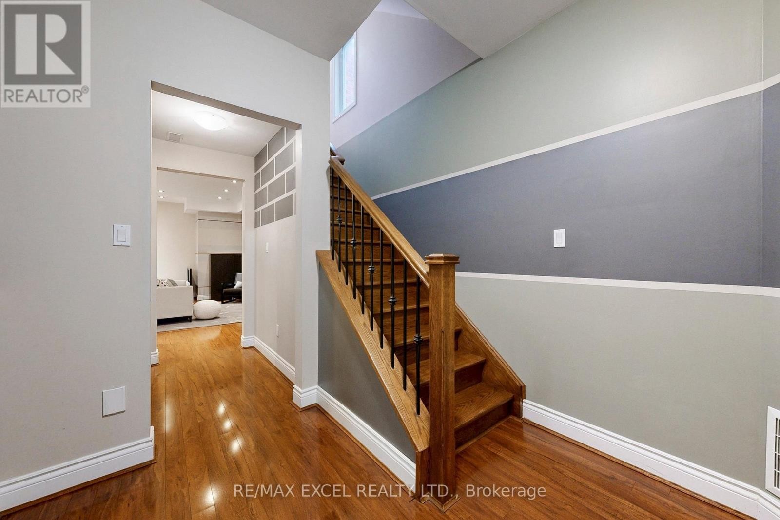 












90 FAIRLEIGH CRESCENT

,
Toronto (Forest Hill North),




Ontario
M6C3R9

