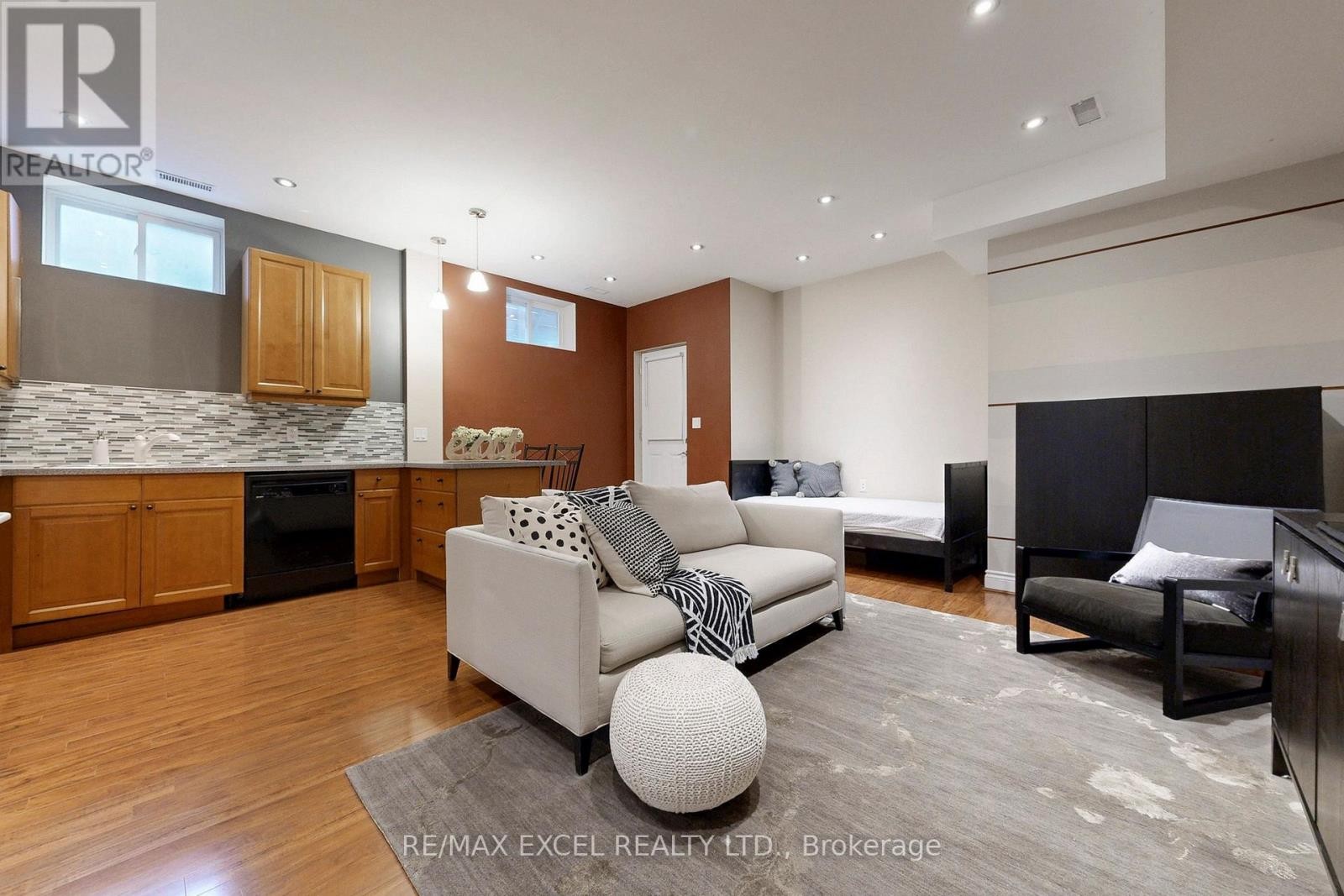 












90 FAIRLEIGH CRESCENT

,
Toronto (Forest Hill North),




Ontario
M6C3R9

