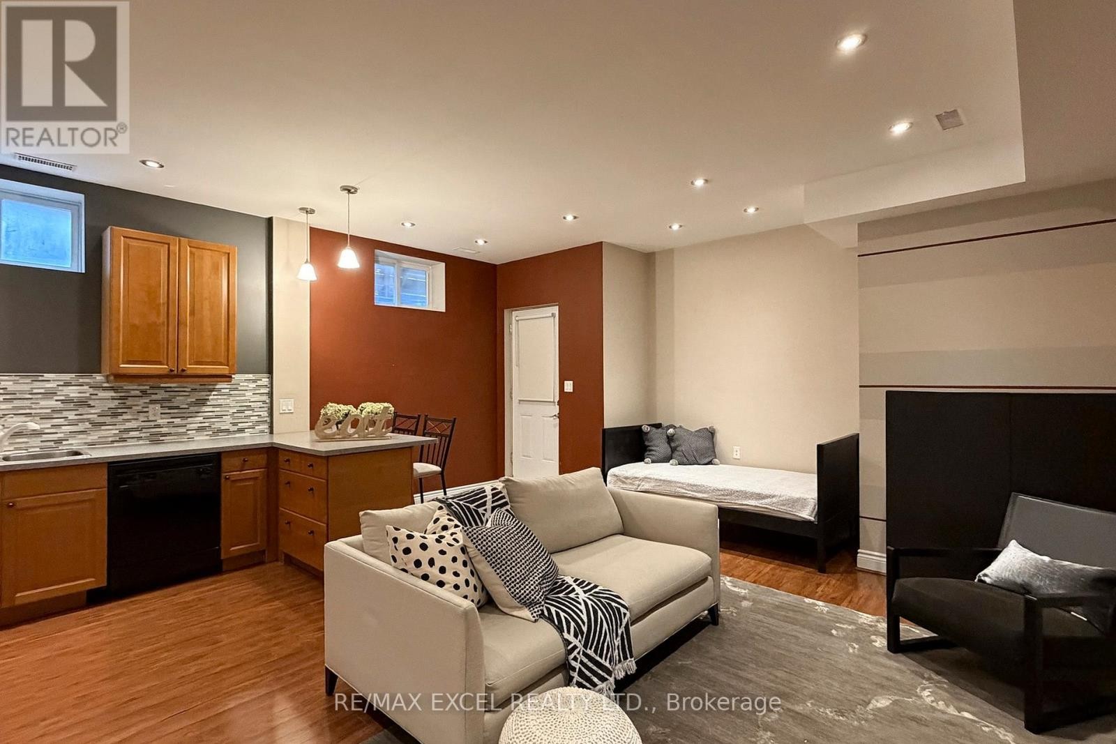 












90 FAIRLEIGH CRESCENT

,
Toronto (Forest Hill North),




Ontario
M6C3R9

