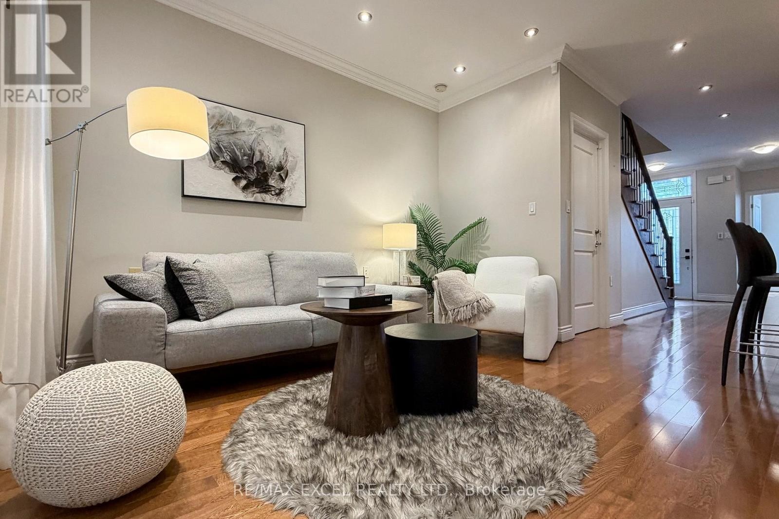 












90 FAIRLEIGH CRESCENT

,
Toronto (Forest Hill North),




Ontario
M6C3R9

