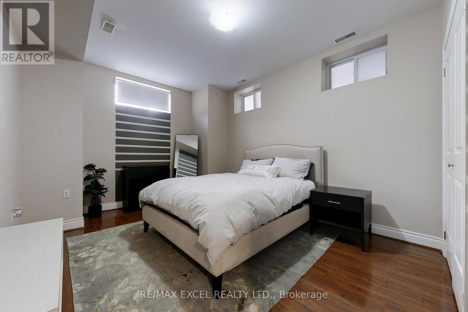 












90 FAIRLEIGH CRESCENT

,
Toronto (Forest Hill North),




Ontario
M6C3R9

