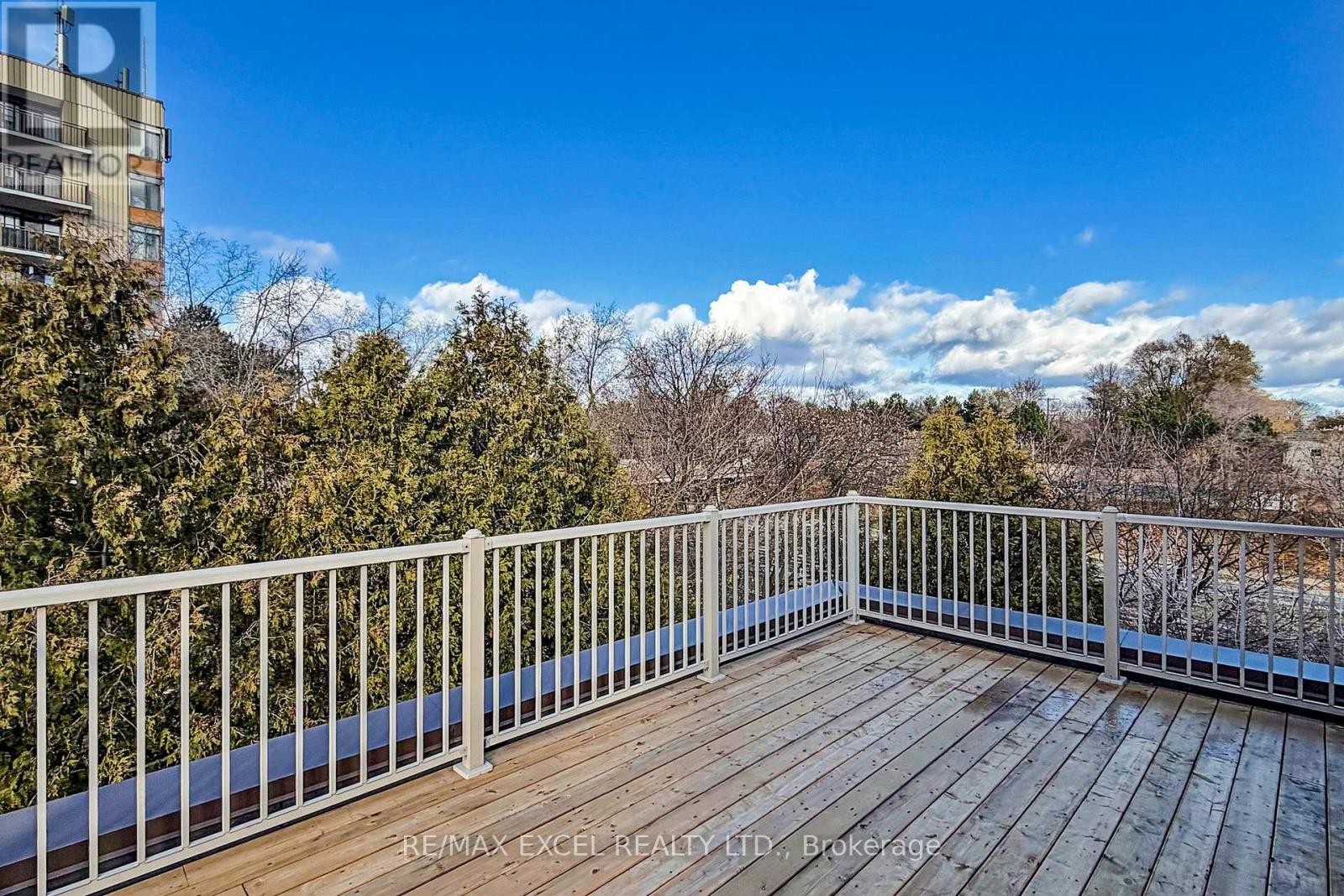 












90 FAIRLEIGH CRESCENT

,
Toronto (Forest Hill North),




Ontario
M6C3R9

