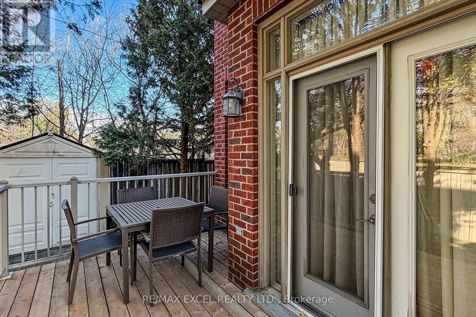 












90 FAIRLEIGH CRESCENT

,
Toronto (Forest Hill North),




Ontario
M6C3R9

