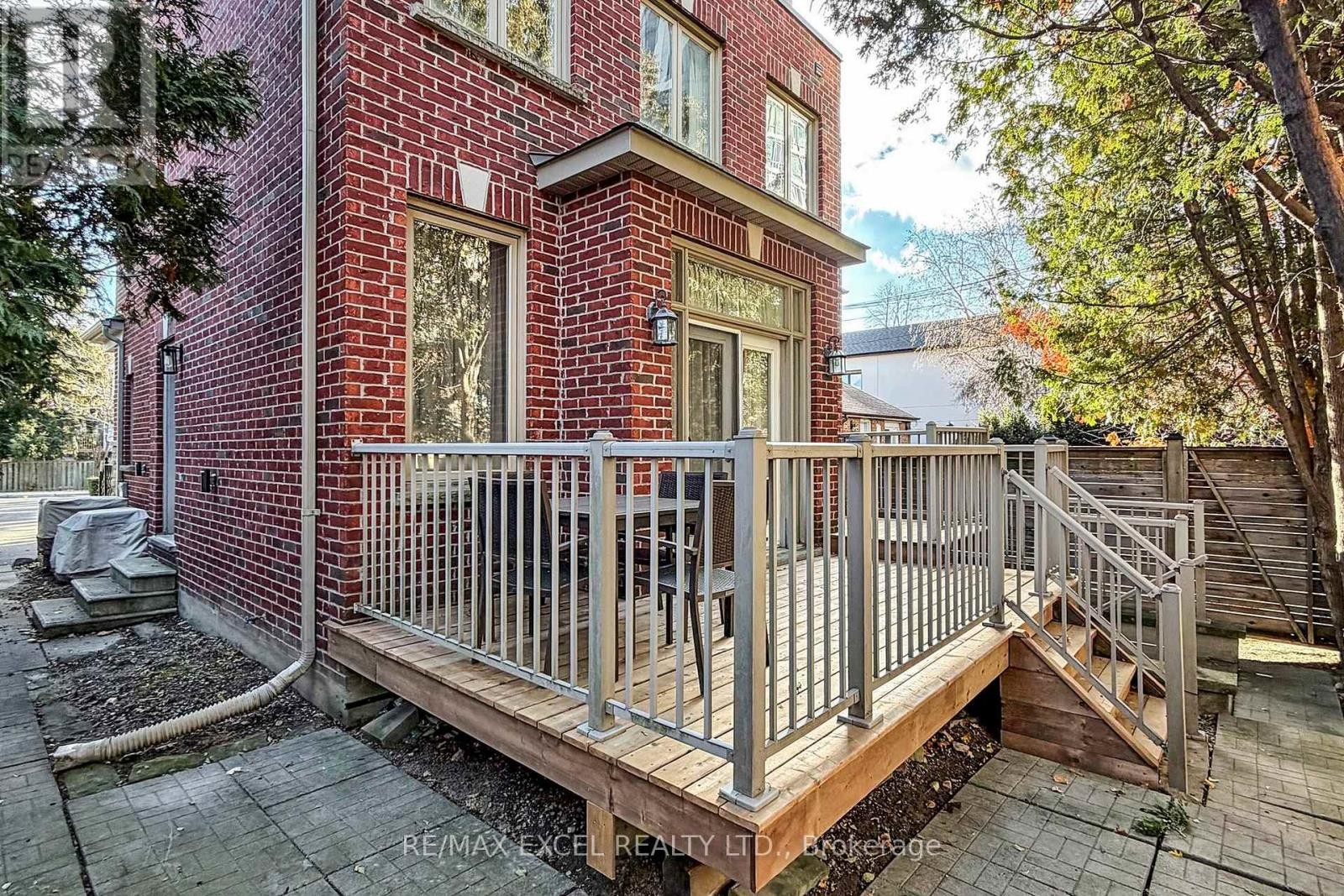 












90 FAIRLEIGH CRESCENT

,
Toronto (Forest Hill North),




Ontario
M6C3R9

