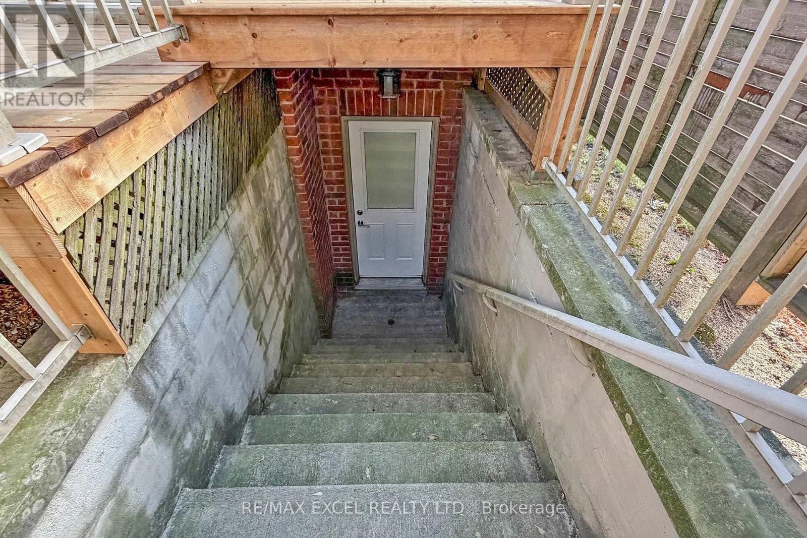 












90 FAIRLEIGH CRESCENT

,
Toronto (Forest Hill North),




Ontario
M6C3R9

